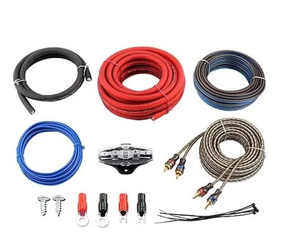 Zestaw kabli do podłączenia wzmacniaczy.