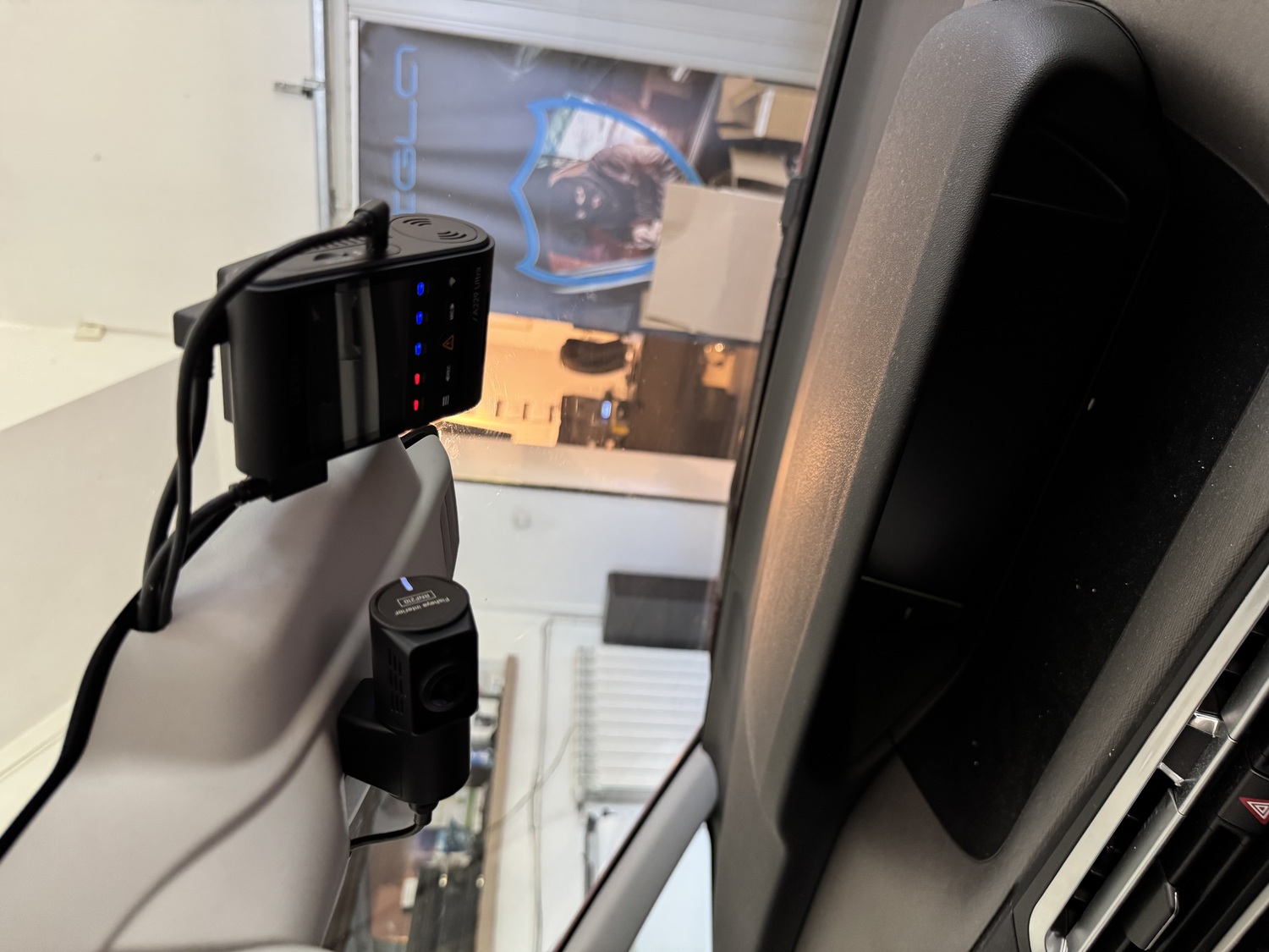 Zbliżenie na moduł Viofo A229 Ultra i kamerę wnętrza zamontowane pod podsufitką C4 Picasso