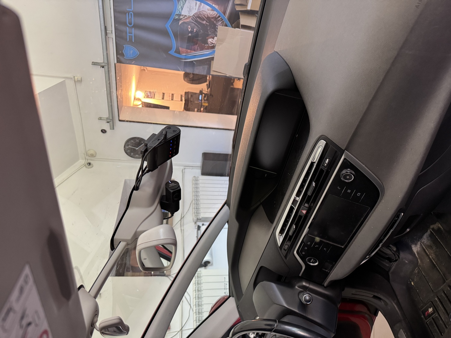 Wnętrze Citroena C4 Picasso z zamontowanym rejestratorem Viofo A229 Ultra za lusterkiem