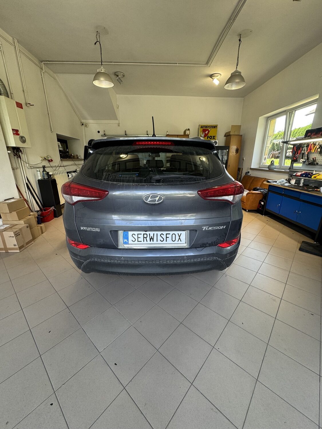 Hyundai Tucson po montażu - tył auta na stanowisku w warsztacie SerwisFox.