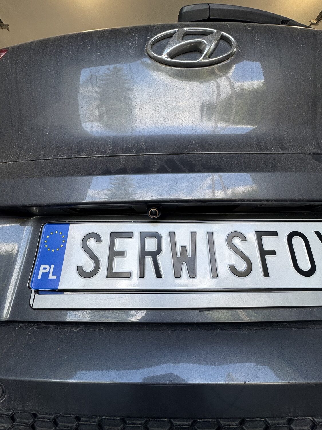 Kamera cofania AHD wpięta w listwę nad tablicą rejestracyjną Tucsona.