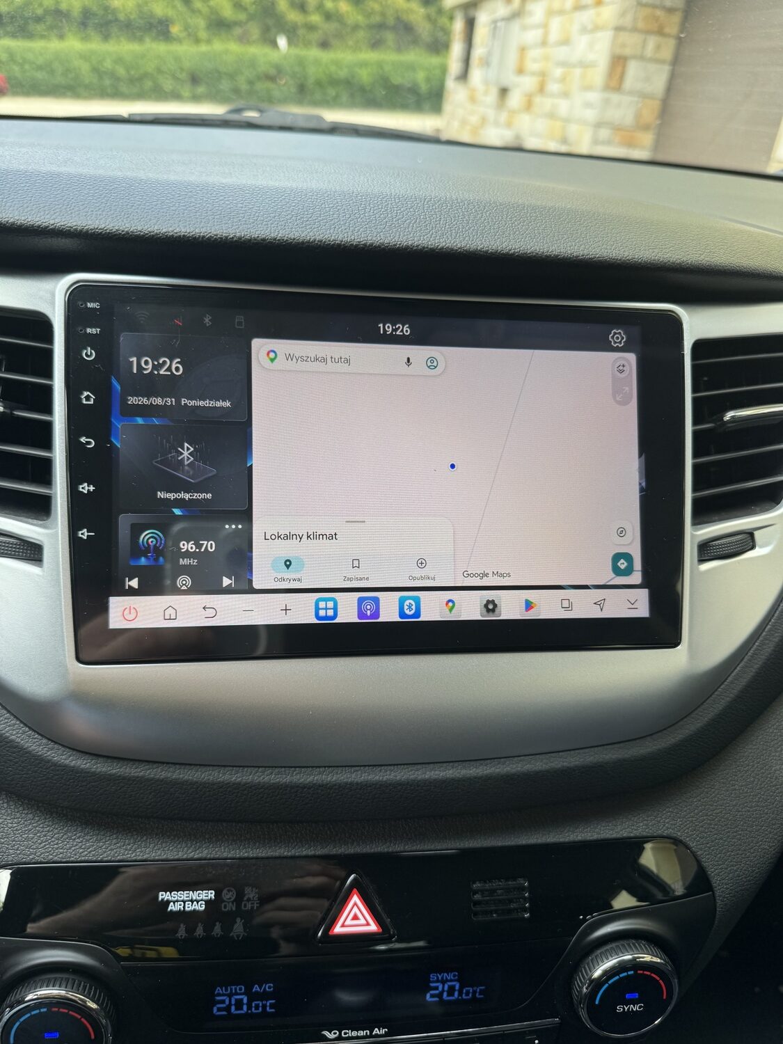 Mapy Google na ekranie stacji obok widżetów zegara, Bluetooth i radia.