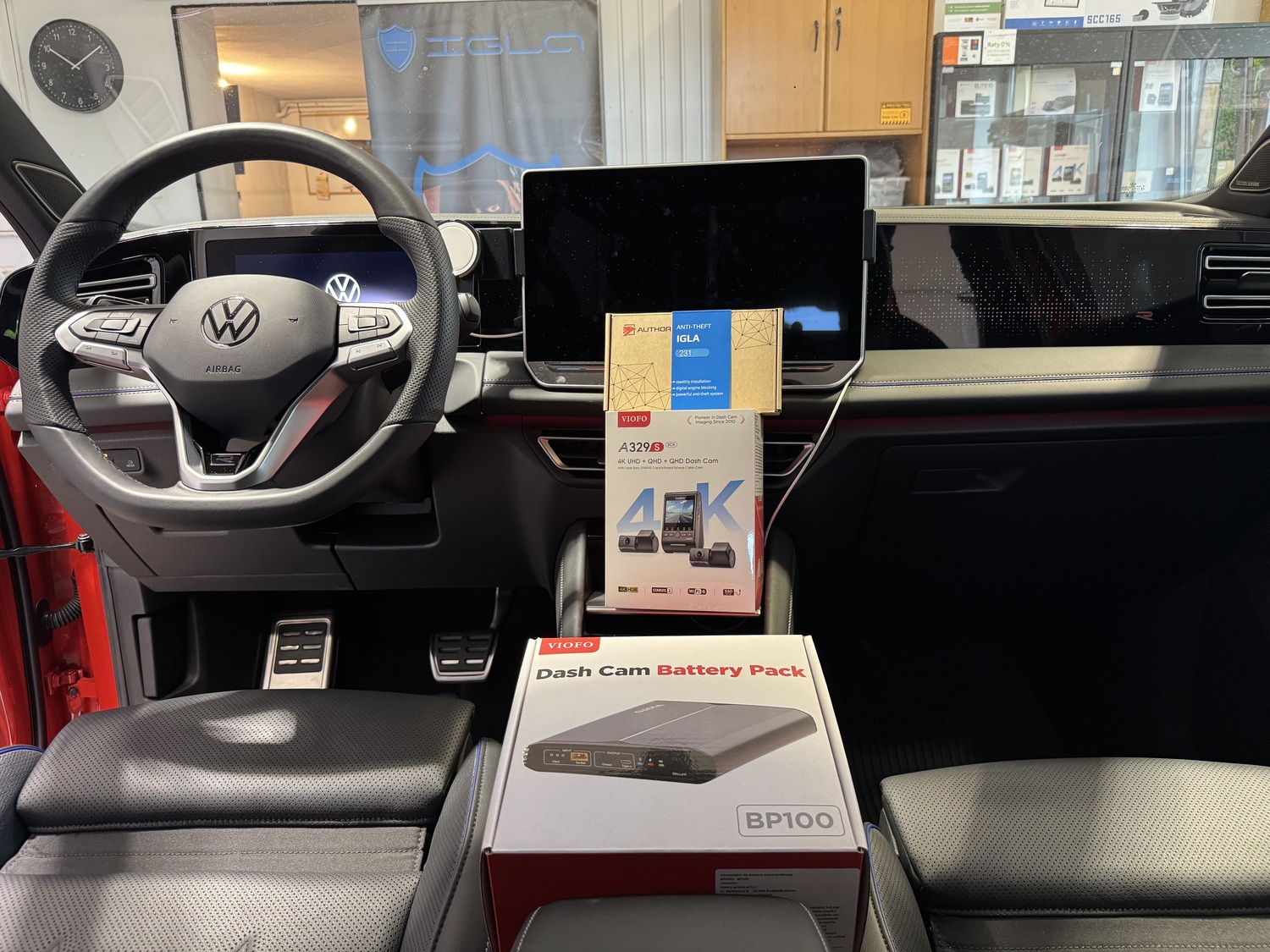 Zestaw VIOFO A329S 3CH, powerbank BP100 i immobilizer iGLA 231 przygotowany do montażu w Tiguanie