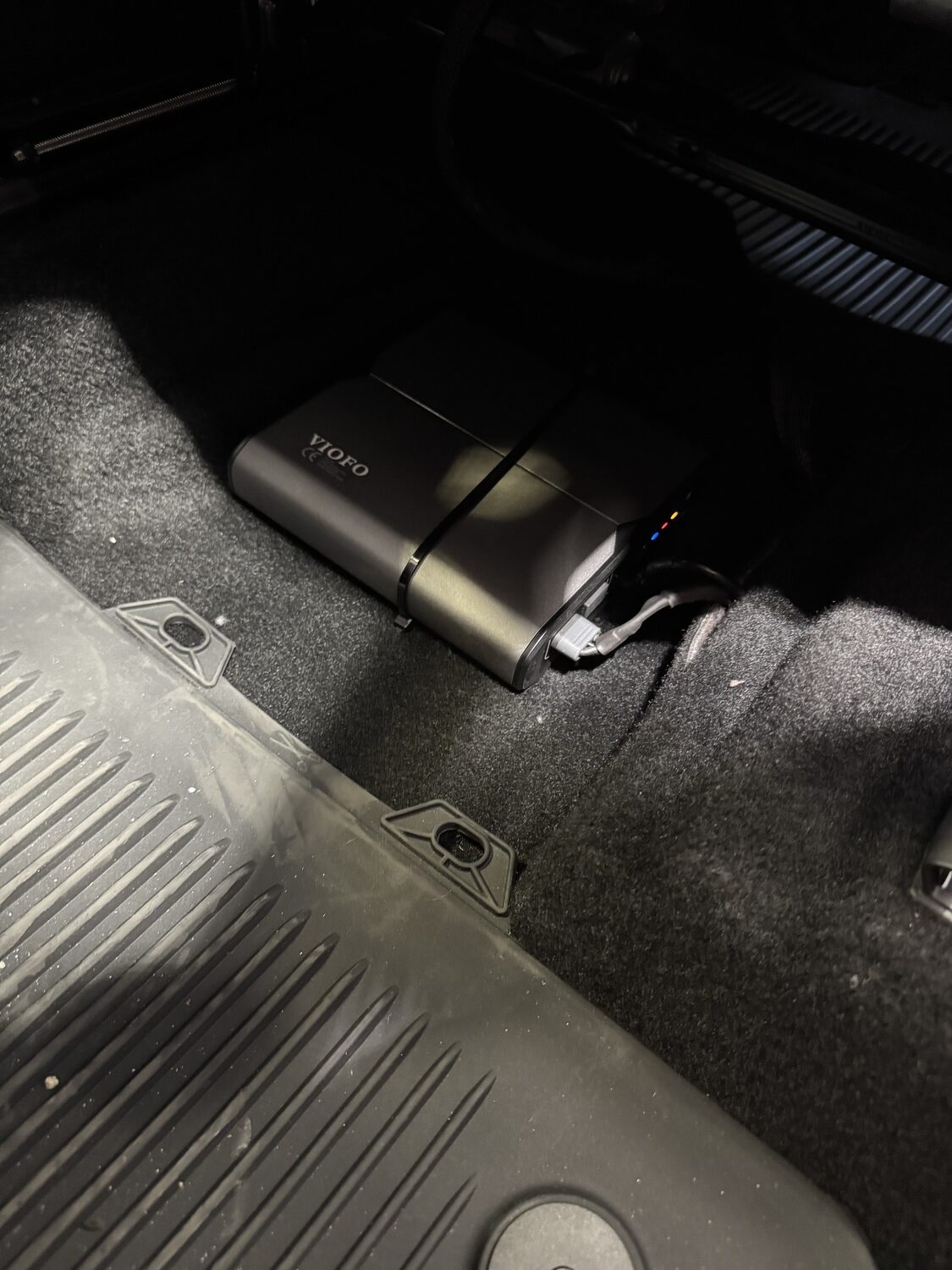 Powerbank VIOFO BP100 zamontowany pod wykładziną bagażnika Volkswagena Tiguan