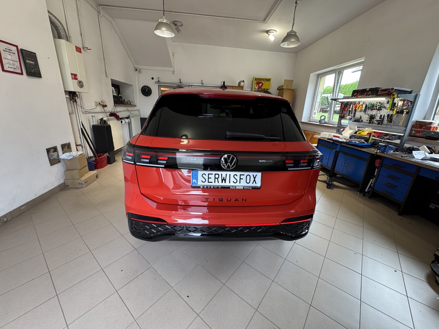 Volkswagen Tiguan na stanowisku SerwisFox - widok od tyłu po montażu