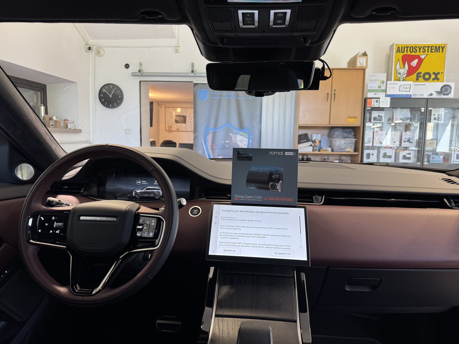 Kokpit Range Rovera Evoque z kamerą 70mai A810S zamontowaną za lusterkiem