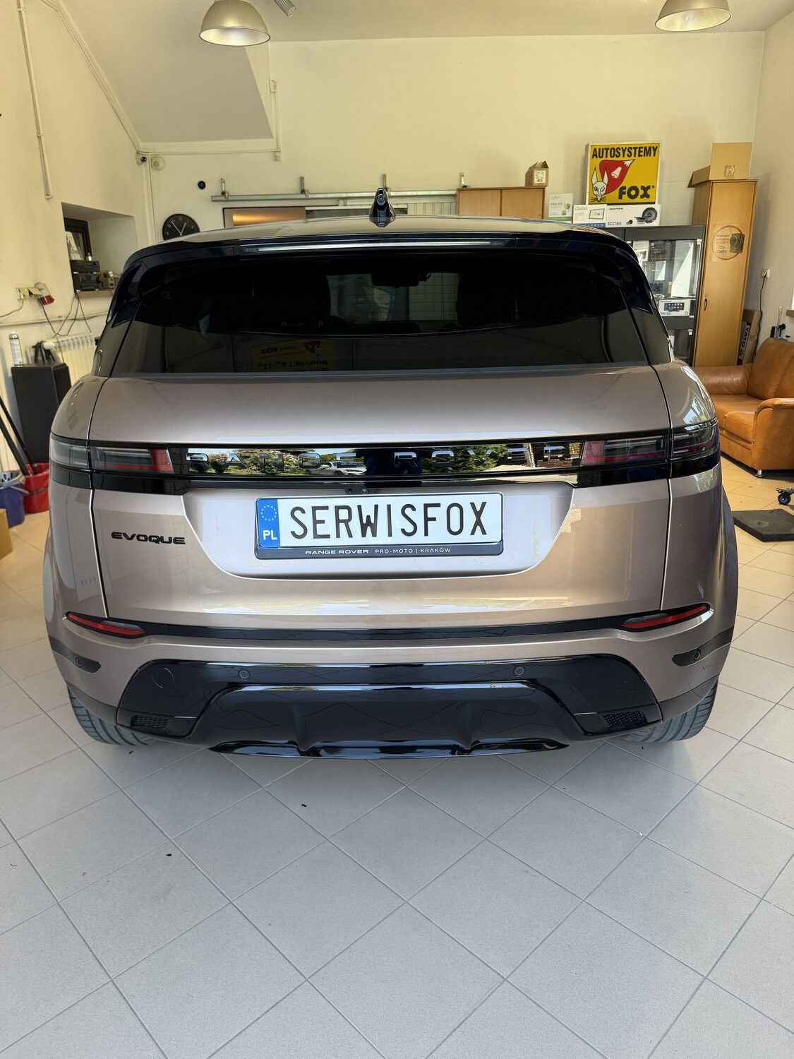 Range Rover Evoque - montaż wideorejestratora 70mai A810S, widok z tyłu - SerwisFox Kraków
