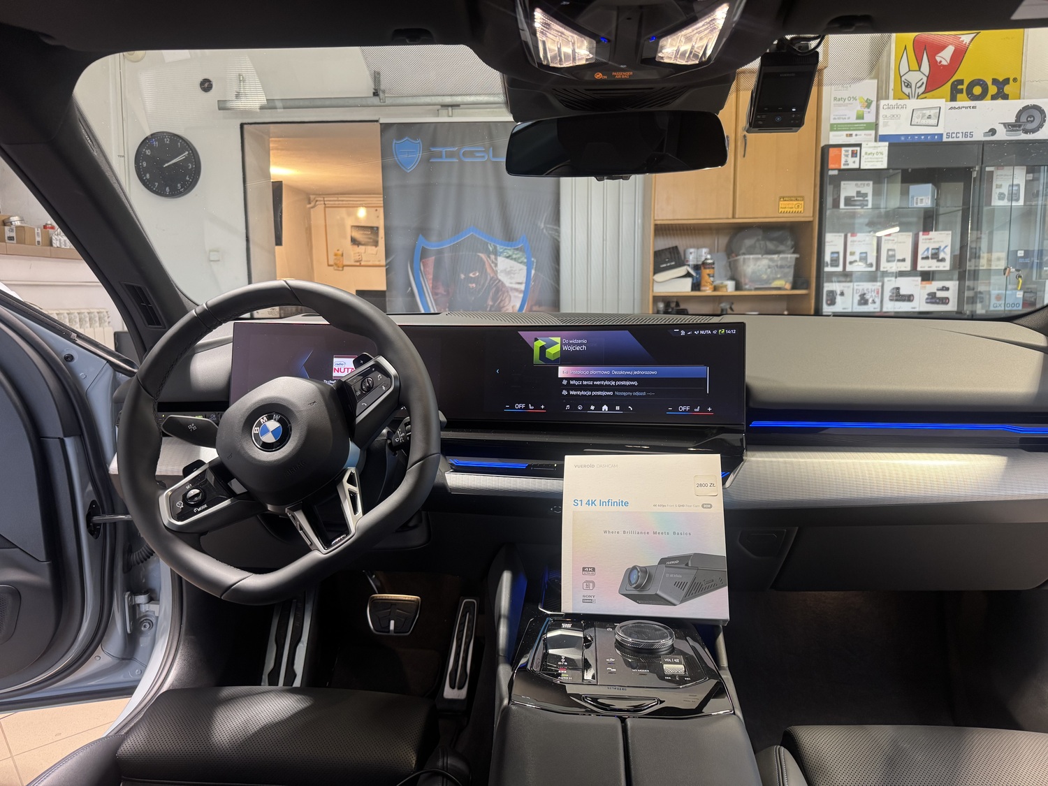 Zestaw Vueroid S1 4K Infinite przygotowany do montażu na konsoli BMW serii 5