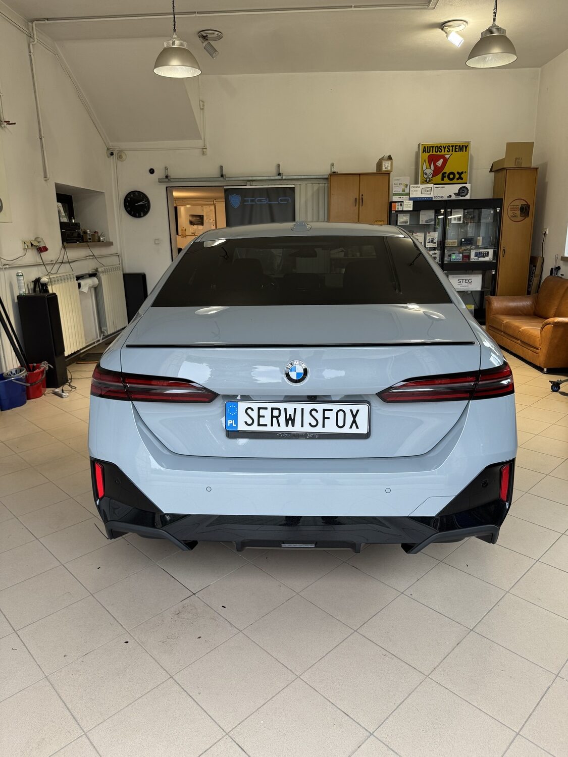 BMW serii 5 G60 - montaż wideorejestratora Vueroid S1 4K, widok z tyłu - SerwisFox Kraków