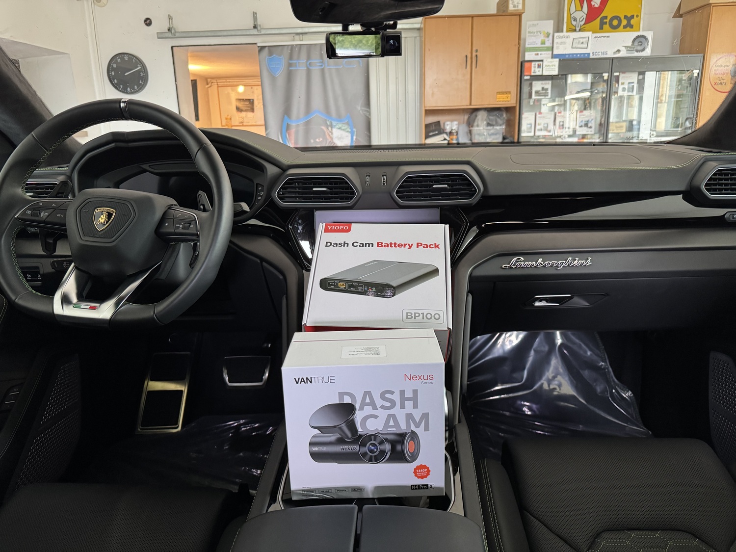Pudełka kamery Vantrue N4 Pro S i powerbanka VIOFO BP100 na konsoli Lamborghini Urus