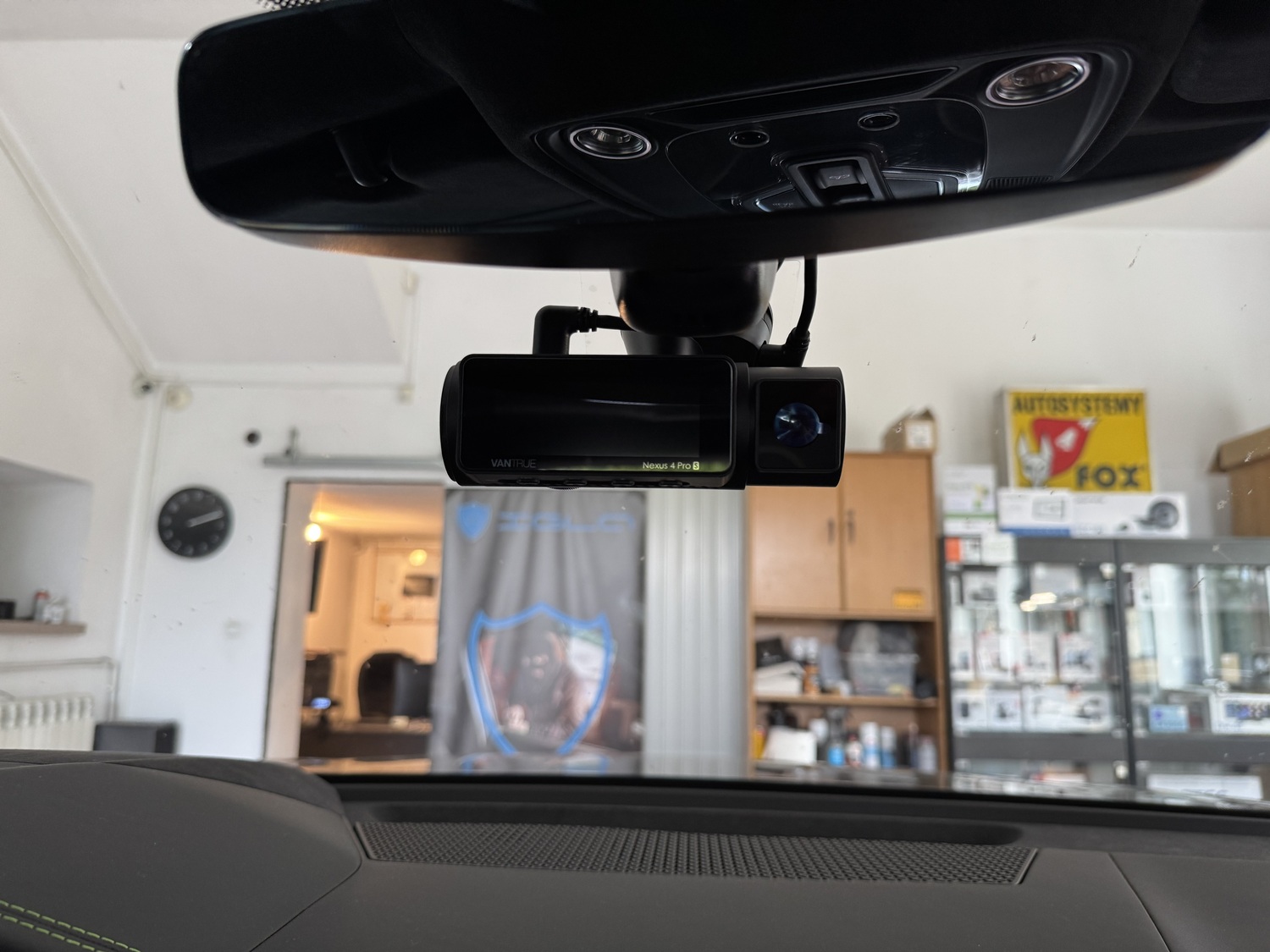 Kamera Vantrue N4 Pro S zamontowana pod lusterkiem wstecznym Lamborghini Urus