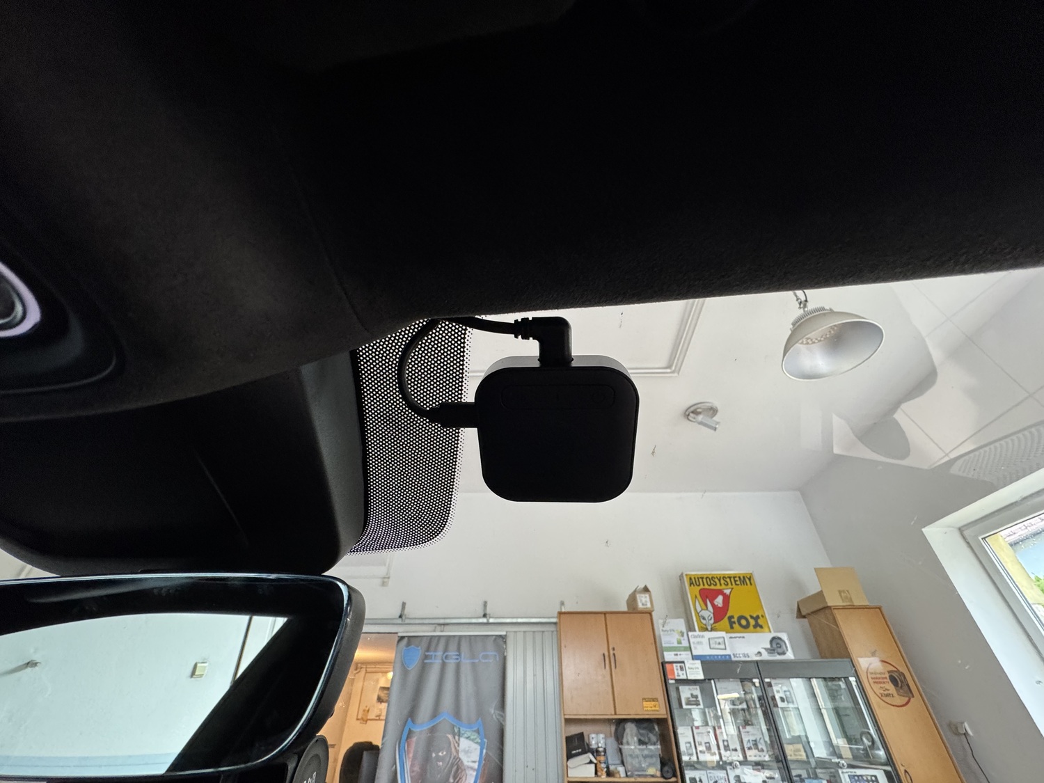 Modem Vantrue LTE 01 Cloud przyklejony na rastrze przedniej szyby Lamborghini Urus