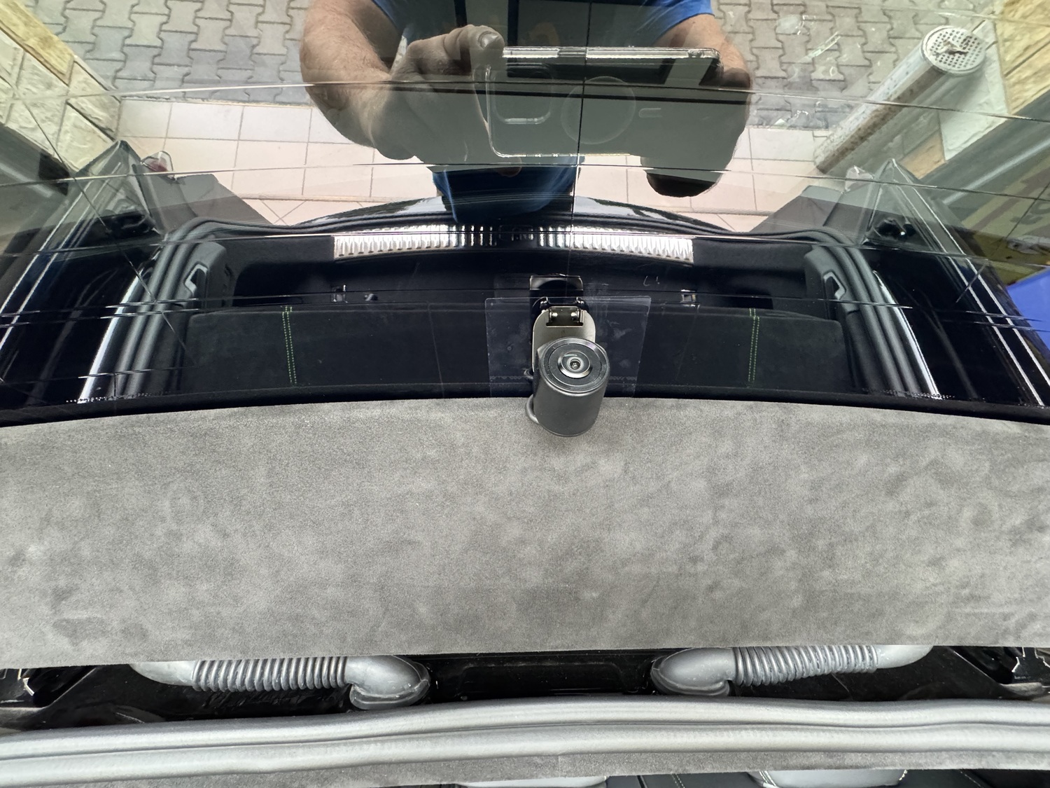 Tylna kamera Vantrue 2,5K na tylnej szybie Lamborghini Urus
