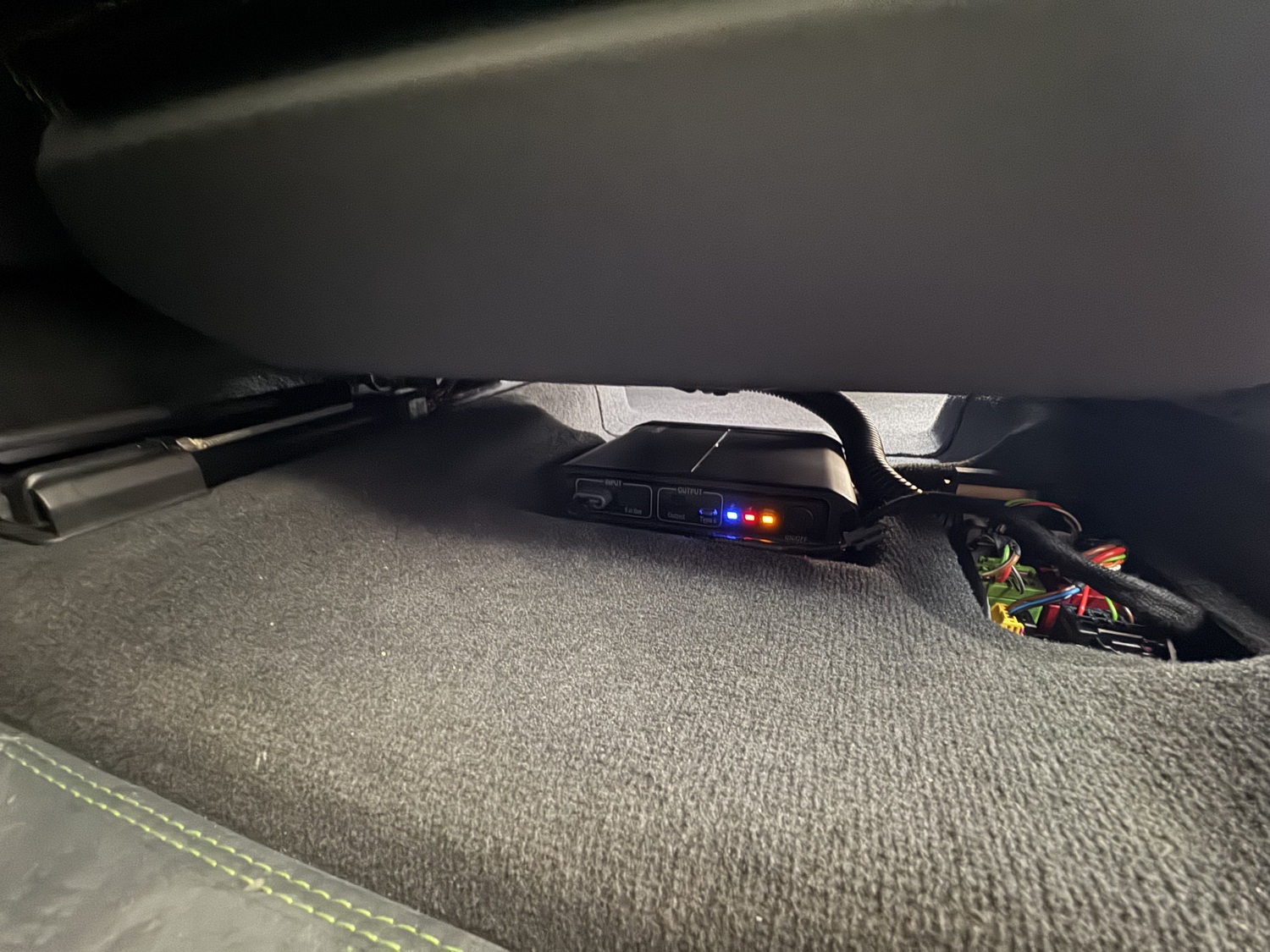 Powerbank VIOFO BP100 pod fotelem Lamborghini Urus z aktywnymi diodami