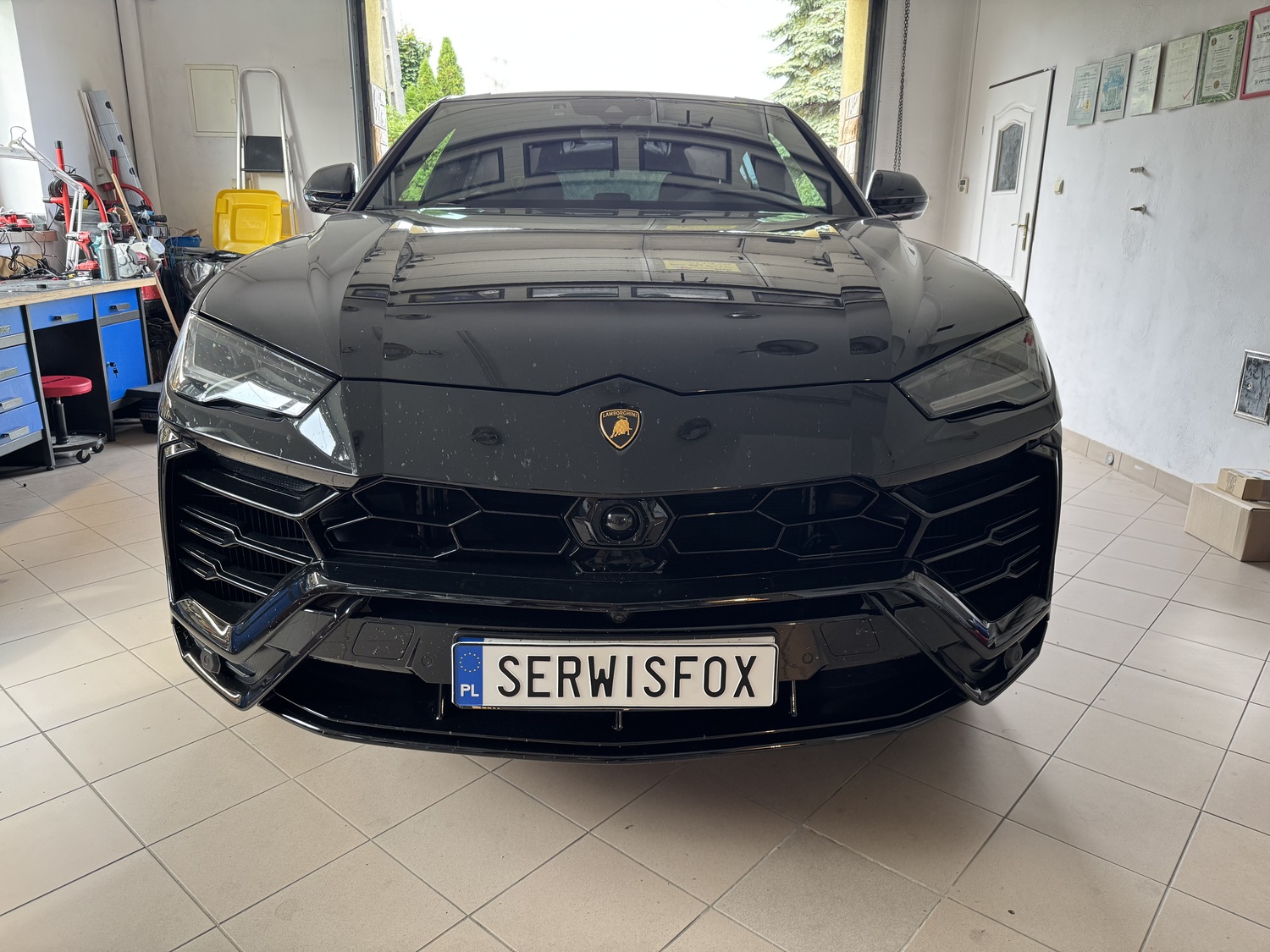 Lamborghini Urus od przodu w warsztacie SerwisFox