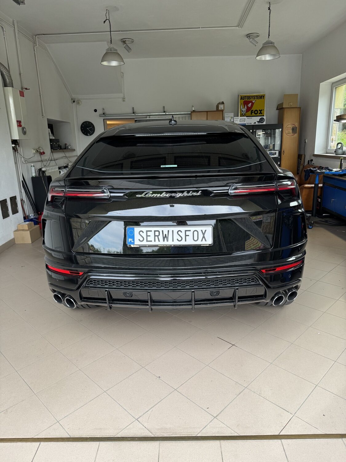 Lamborghini Urus od tyłu na stanowisku w warsztacie SerwisFox