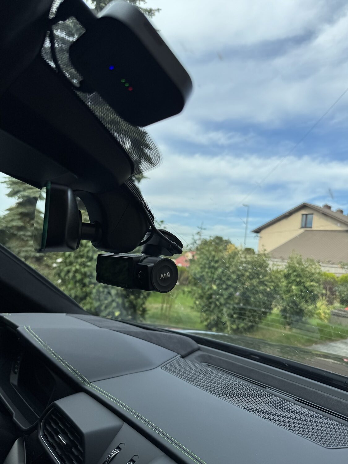 Zasilony modem LTE 01 i kamera Vantrue N4 Pro S w Lamborghini Urus podczas pracy