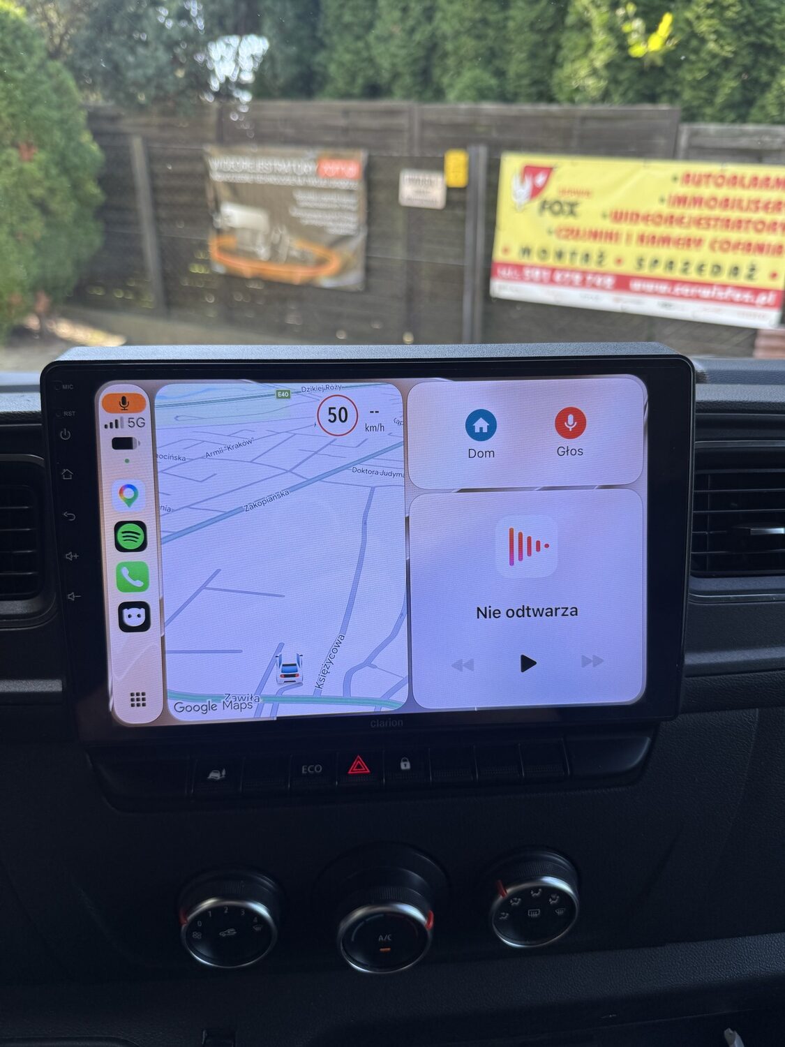 Mapa Google w Apple CarPlay na ekranie 10,1 cala stacji Clarion w Renault Master