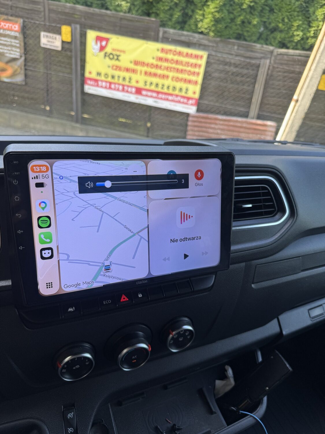 Pasek głośności na ekranie stacji Clarion z uruchomionym CarPlay w Renault Master