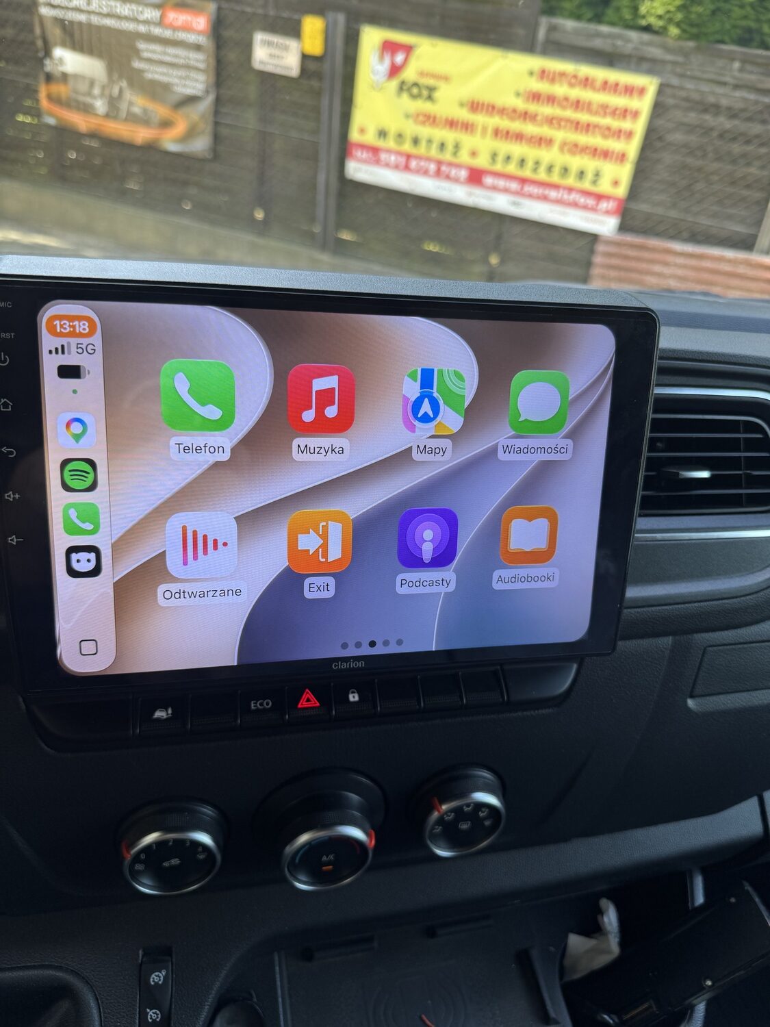 Ekran Apple CarPlay z ikonami aplikacji na stacji Clarion w Renault Master
