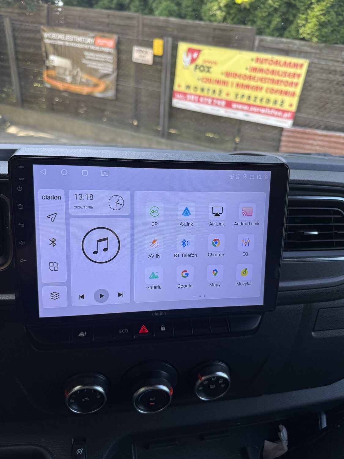 Ekran główny systemu Android stacji Clarion GL-300 w Renault Master