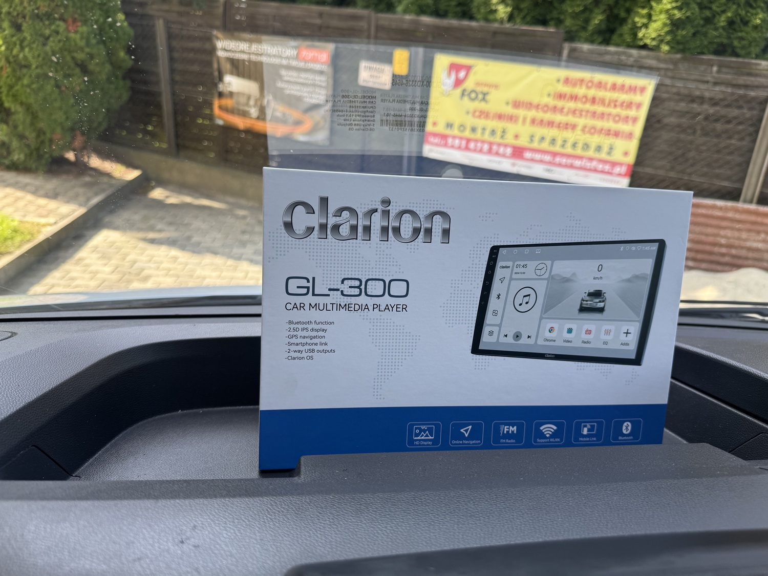 Pudełko stacji multimedialnej Clarion GL-300 na desce Renault Master przed montażem
