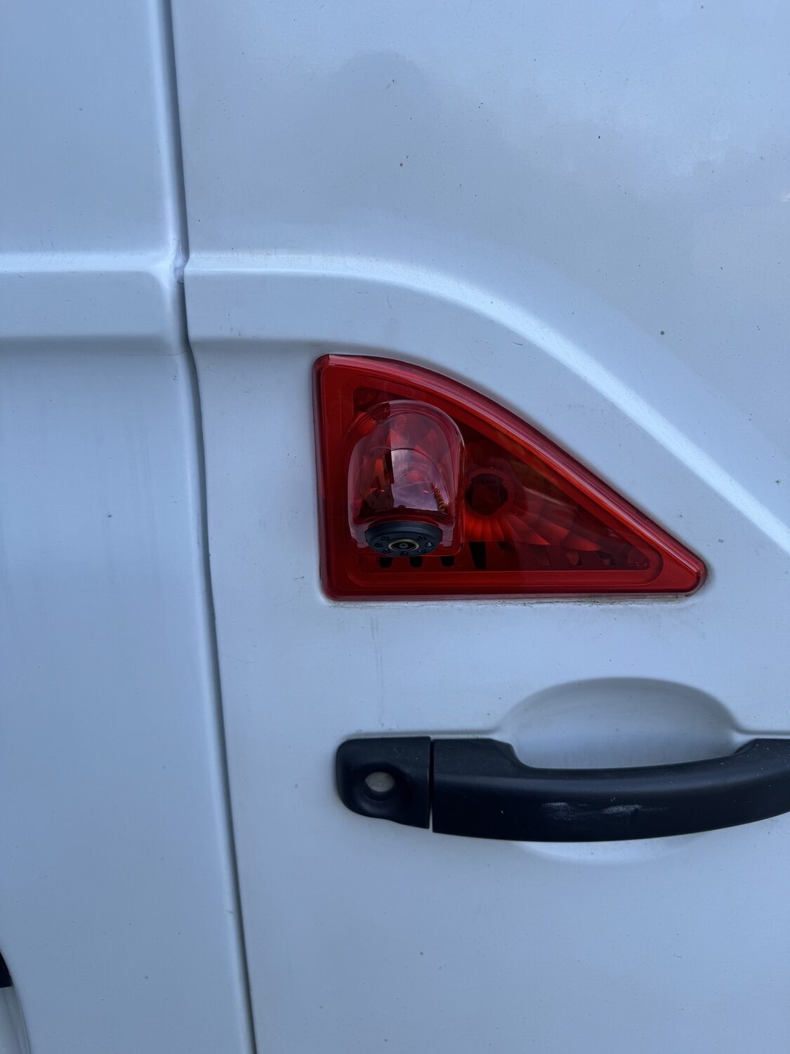 Kamera cofania AHD wbudowana w obudowę trzeciego światła stop na tylnych drzwiach Renault Master