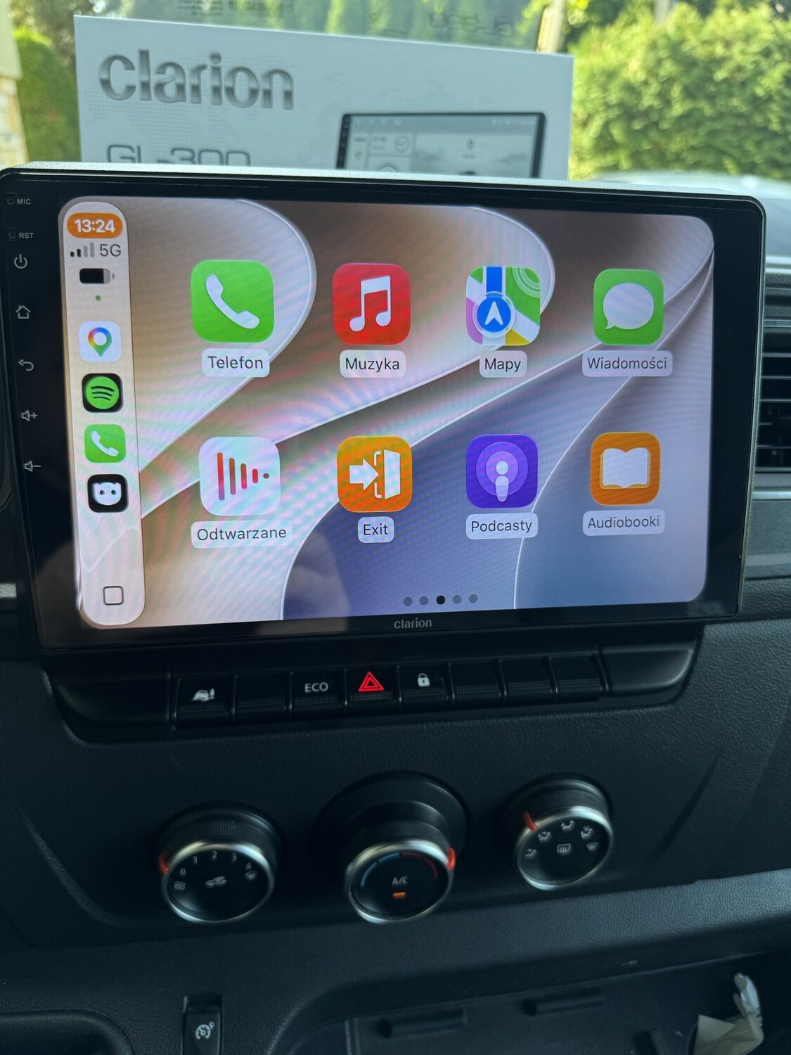 Apple CarPlay na stacji Clarion GL-300 w Renault Master - SerwisFox Kraków